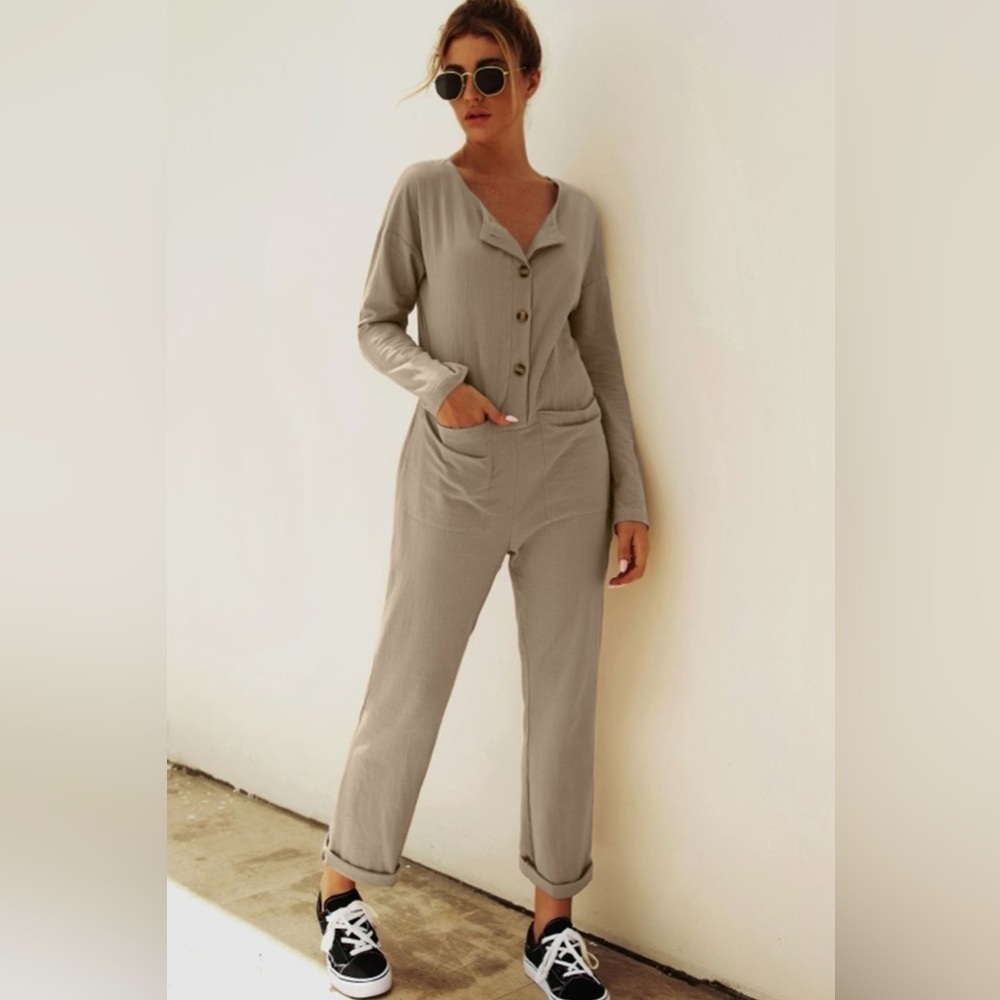 Chic Comfort Buttoned Jumpsuit with Pockets
